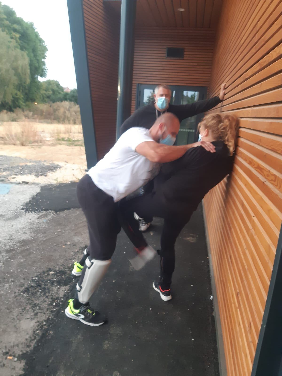 Défense contre agression contre un mur, entraînement en extérieur