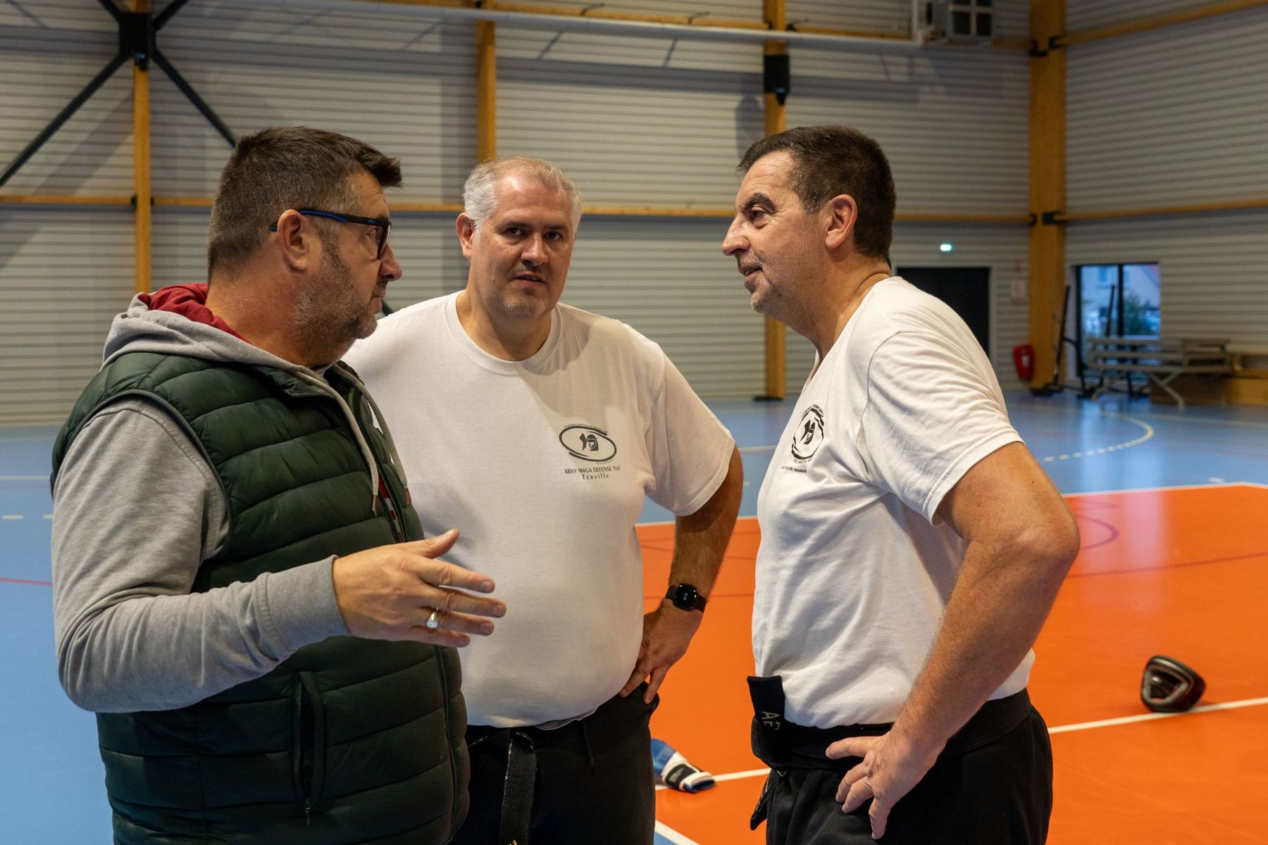 Instructeurs de Krav Maga échangeant pendant un stage