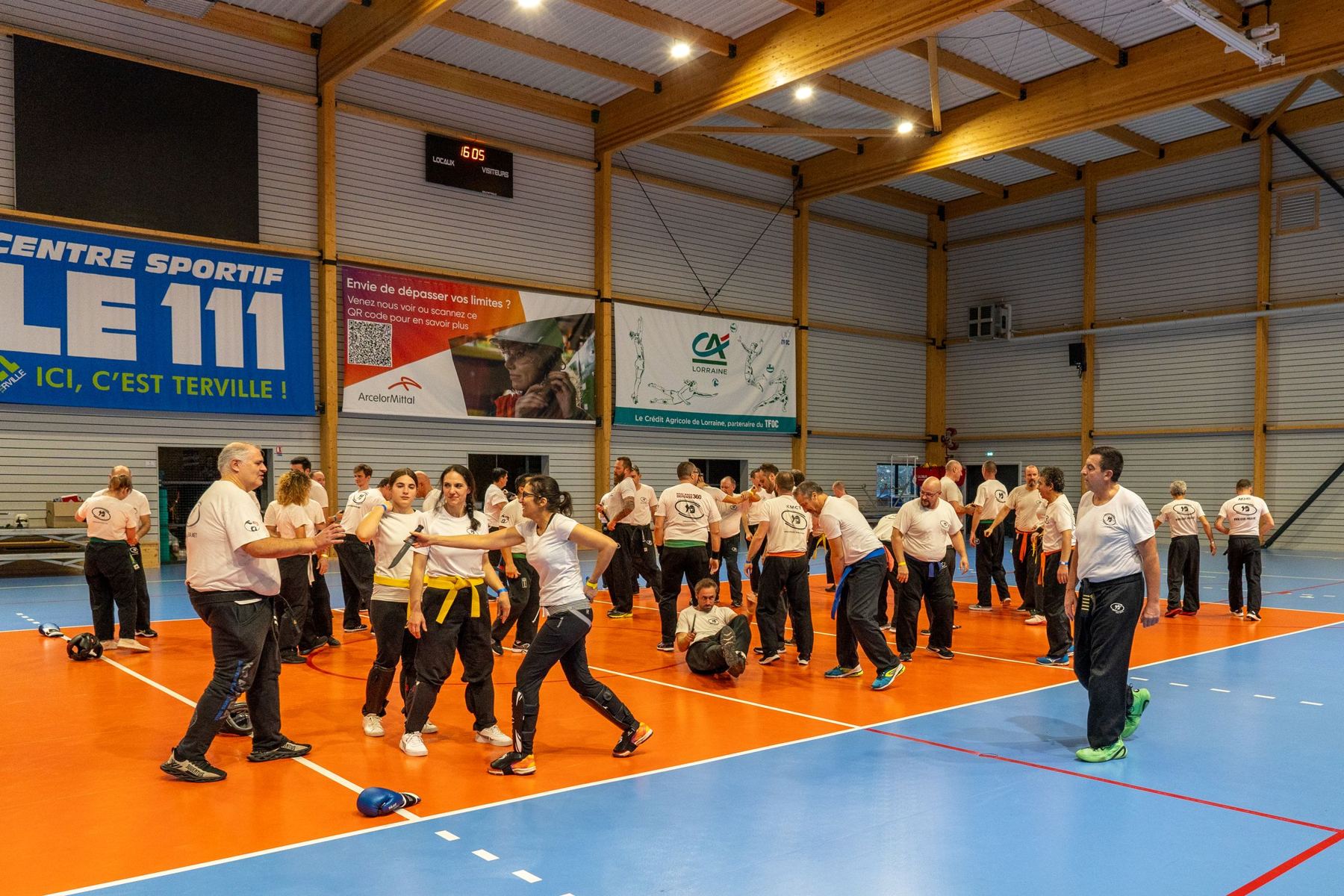 Entraînement collectif de self-défense au Centre sportif LE111